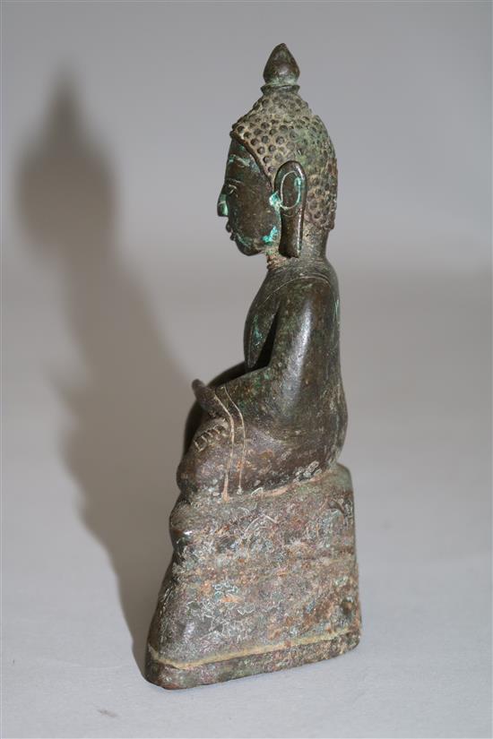 A Burmese bronze seated figure of Buddha, 18th/19th century?, 14cm